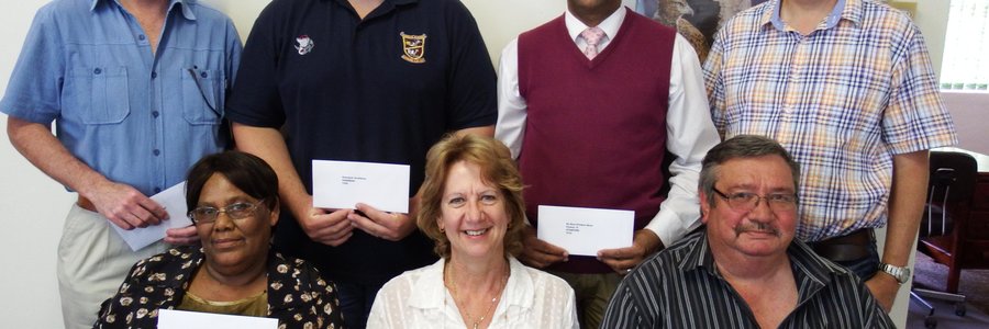 Voor vlnr is Magrieta Adams, Lanita Marais en John van Rooyen. Agter vlnr is Eben van der Merwe, Gericke van Eck, Lionel Pedro en Hennie Ritter (Gansbaai Marine). Tommy Volkwyn en Mdini Maxwell kon nie die fotosessie bywoon nie.